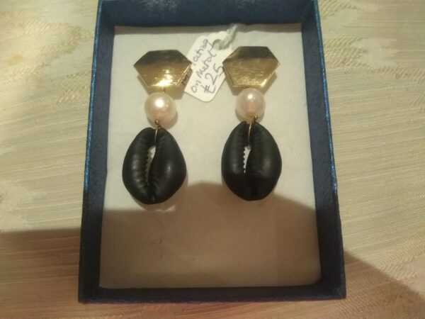 18k plating, freshwater pearls cowrie shell earrings